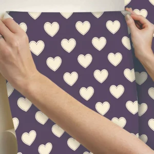 Papel De Parede Adesivo Coraçoes Fundo Roxo Com Teen 2,5m