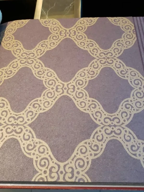 Papel De Parede Vinilico Arabesco Dourado Com Fundo Roxo